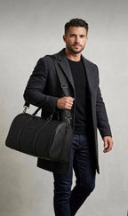 Yolculuk için tasarlandı - siyah deri duffel bag ile erkek model